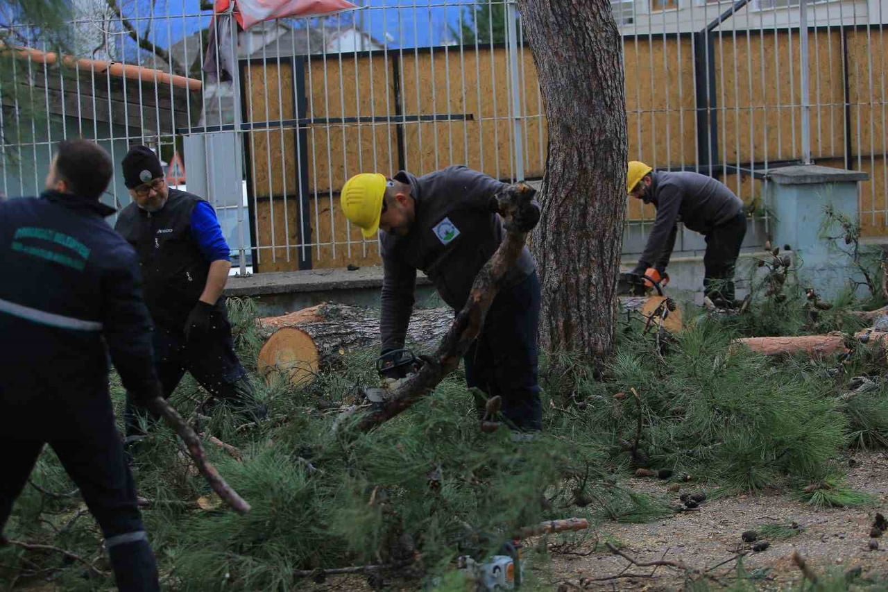 OSMANGAZİ BELEDİYESİ, BURSA’DA SABAH SAATLERİNDEN İTİBAREN ETKİSİNİ ARTIRAN LODOS VE SAĞANAK...