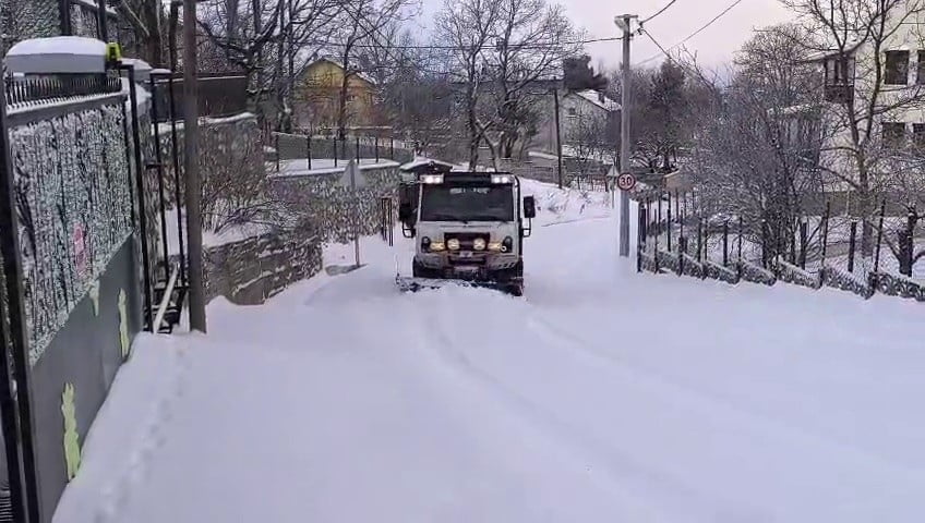 OSMANGAZİ BELEDİYESİ FEN İŞLERİ MÜDÜRLÜĞÜ EKİPLERİ, İLÇENİN YÜKSEK KESİMLERİNDE ETKİLİ OLAN KAR...