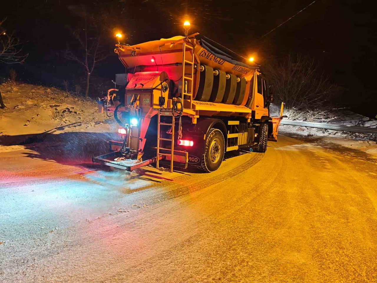 OSMANGAZİ BELEDİYESİ, KAR YAĞIŞIYLA BİRLİKTE KENT GENELİNDE VE KIRSAL MAHALLELERDE KARLA MÜCADELE...