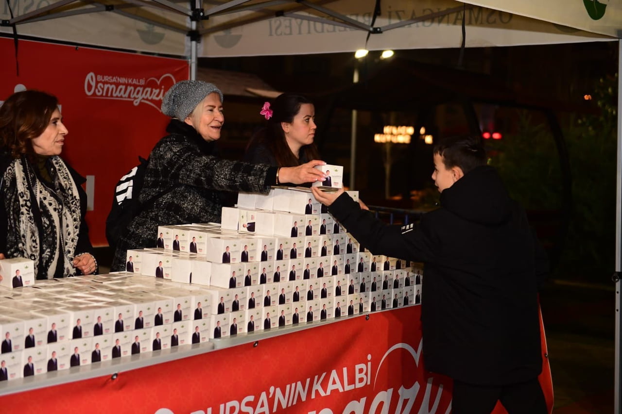 OSMANGAZİ BELEDİYESİ, MİRAÇ KANDİLİ DOLAYISIYLA VATANDAŞLARA KANDİL SİMİDİ İKRAMINDA...