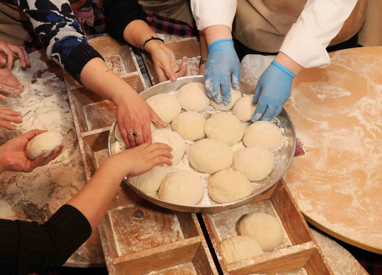 OSMANGAZİ BELEDİYESİ, MİRAÇ KANDİLİ’NE ÖZEL DÜZENLEDİĞİ ETKİNLİKTE KADINLARI SOMUNCU BABA’NIN 600...