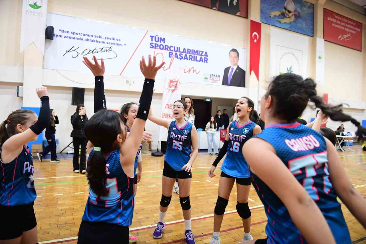 OSMANGAZİ BELEDİYESİ’NİN BURSA’NIN FETHİNİN 700. YILI KAPSAMINDA DÜZENLEDİĞİ MİNİ VOLEYBOL...