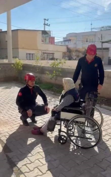 OSMANİYE’DE ELEKTRİK KESİNTİSİ NEDENİYLE OTURDUĞU BİNAYA ÇIKAMAYAN YAŞLI KADIN, İTFAİYE...