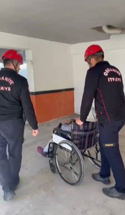 OSMANİYE’DE ELEKTRİK KESİNTİSİ NEDENİYLE OTURDUĞU BİNAYA ÇIKAMAYAN YAŞLI KADIN, İTFAİYE...