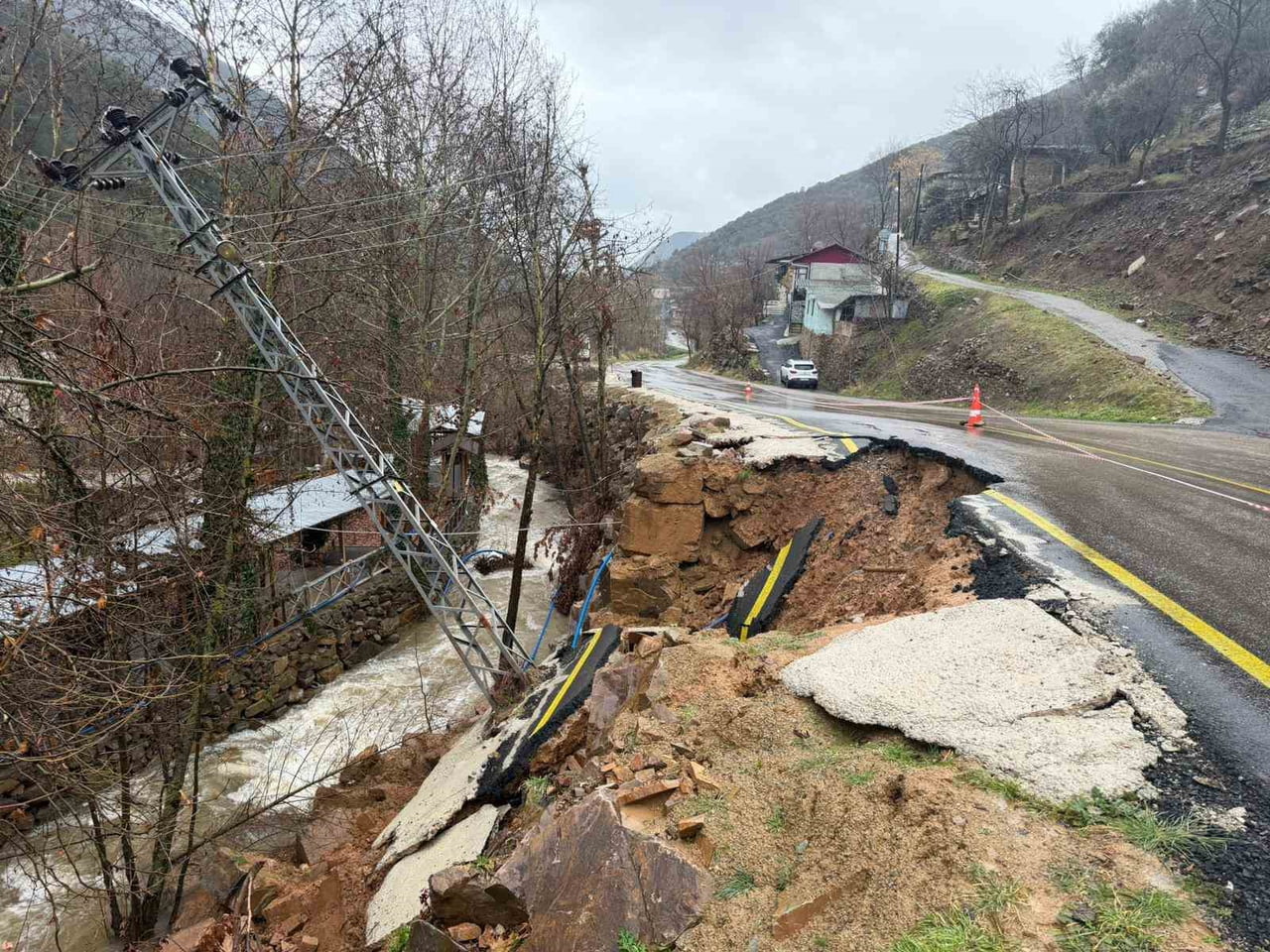 OSMANİYE’DE ETKİLİ OLAN YAĞIŞ SONRASI YOLDA GÖÇÜK YAŞANIRKEN, KÖYE ELEKTRİK TAŞIYAN ANA HATTIN...