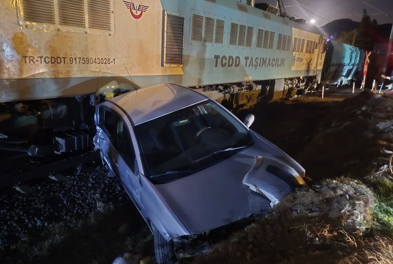 OSMANİYE’DE HEMZEMİN GEÇİTTE TREN İLE OTOMOBİL ÇARPIŞTI
