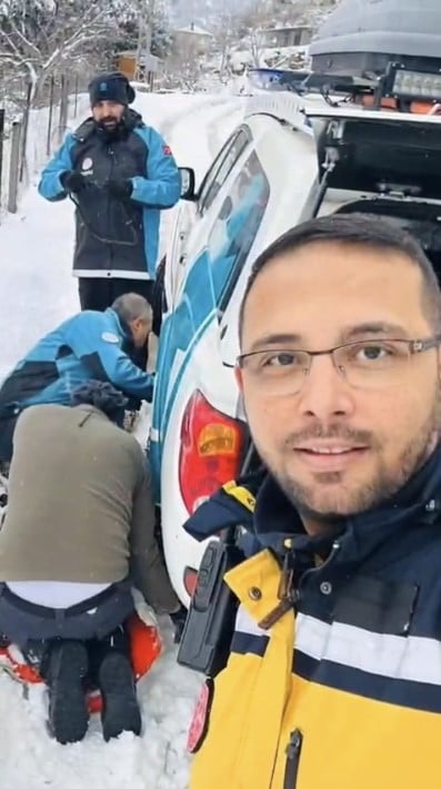 OSMANİYE’DE KARDAN KAPANAN YOLDA 2 HASTA HASTANEYE ULAŞTIRILDI