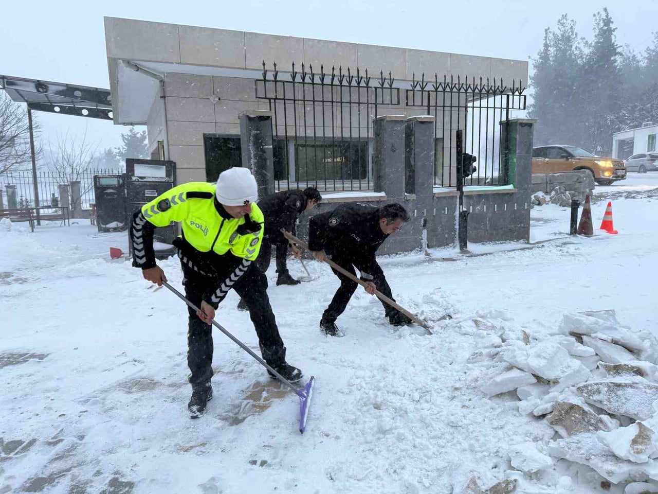 OSMANİYE’DE POLİSLER KÜREK ALDI, VATANDAŞIN YOLUNU AÇTI