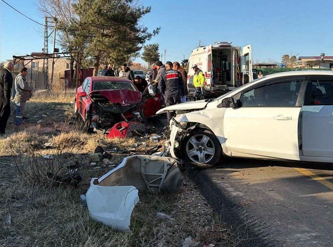 OSMANİYE’NİN DÜZİÇİ İLÇESİNDE, BUZLANMA NEDENİYLE KAYGANLAŞAN YOLDA 2 OTOMOBİLİN ÇARPIŞMASI SONUCU...
