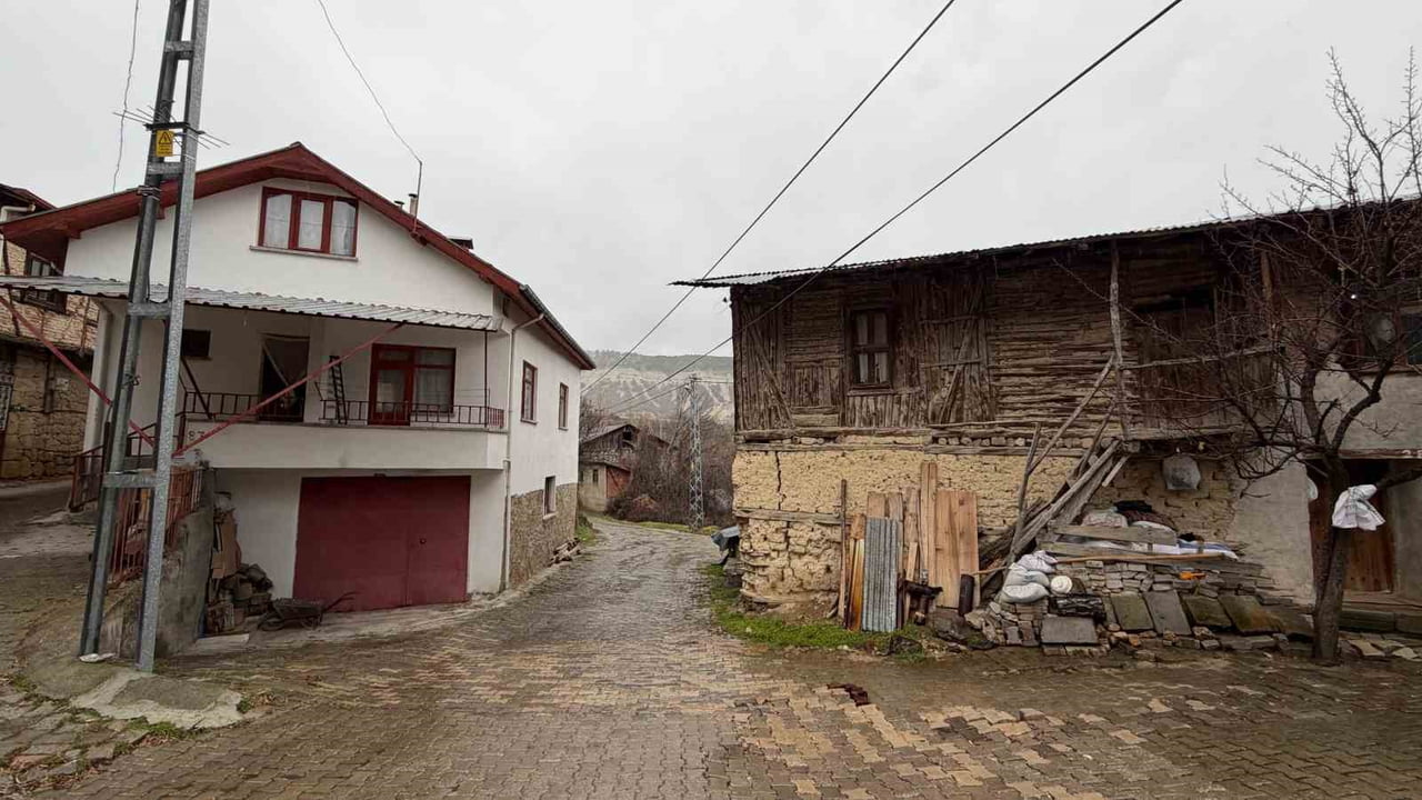 OSMANLI DEVLETİ'NİN TEMELLERİNİN ANKARA'DA ATILDIĞINI BELİRTEN PROF. DR. MEHMET ÖZ: "KARAMANLI...