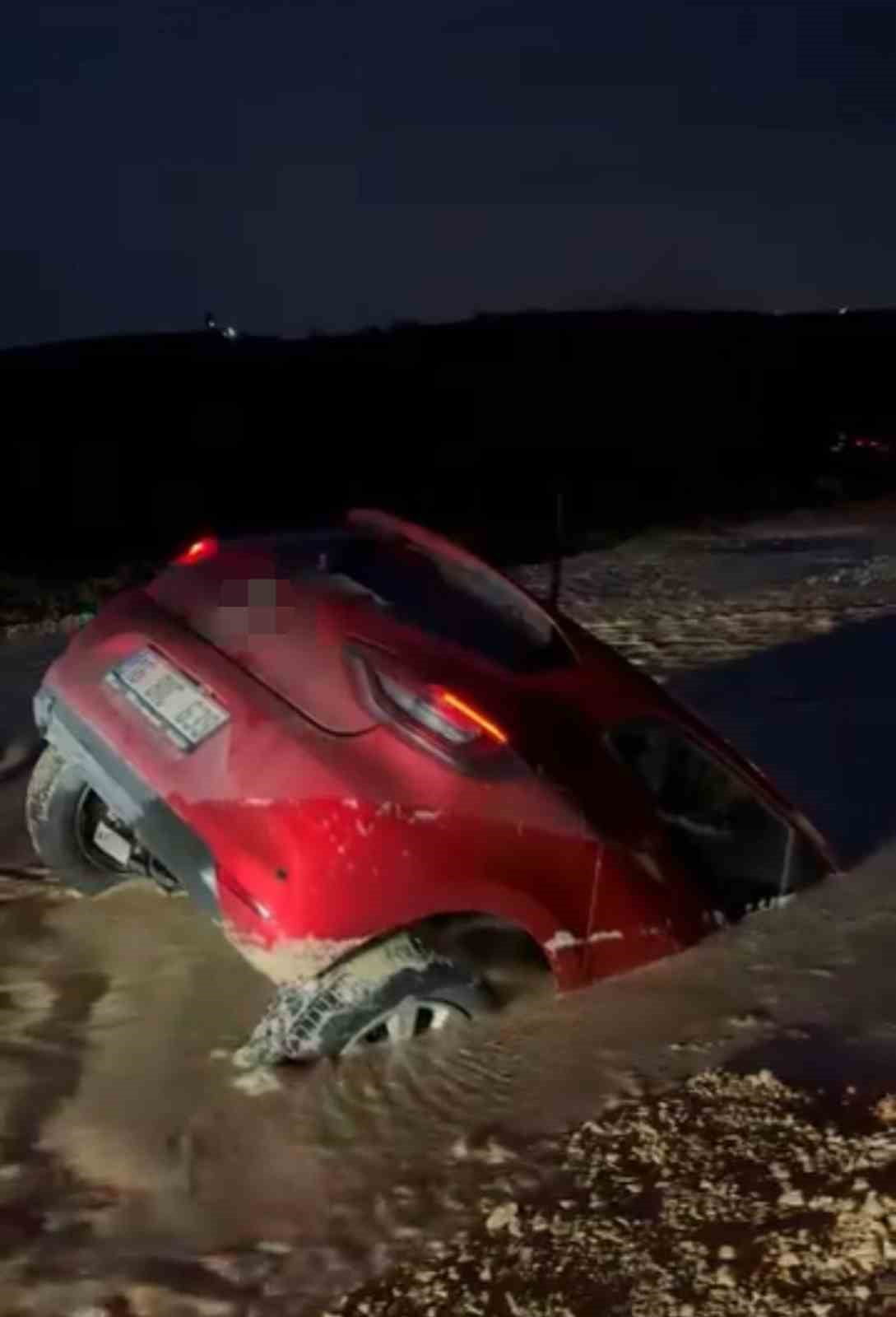 OTOMOBİL BATAKLIĞA SAPLANDI, SÜRÜCÜ SON ANDA KURTULDU