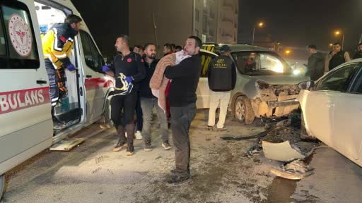 Otomobil ile hafif ticari araç çarpıştı: 3 yaralı