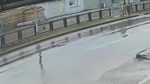 Otomobilin çarpıp savurduğu yaşlı adam hayatını kaybetti... Kaza anı kamerada