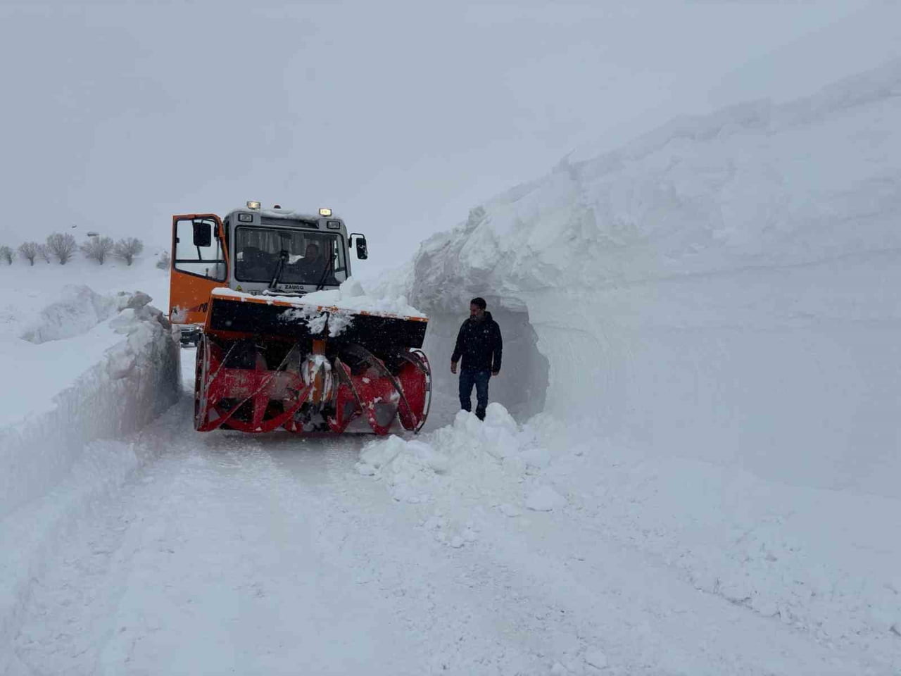 OVACIK İLÇESİNE BAĞLI MERCAN GRUP KÖY YOLU’NDA KAR KALINLIĞININ YER YER 3,5 METREYE ULAŞTIĞI...