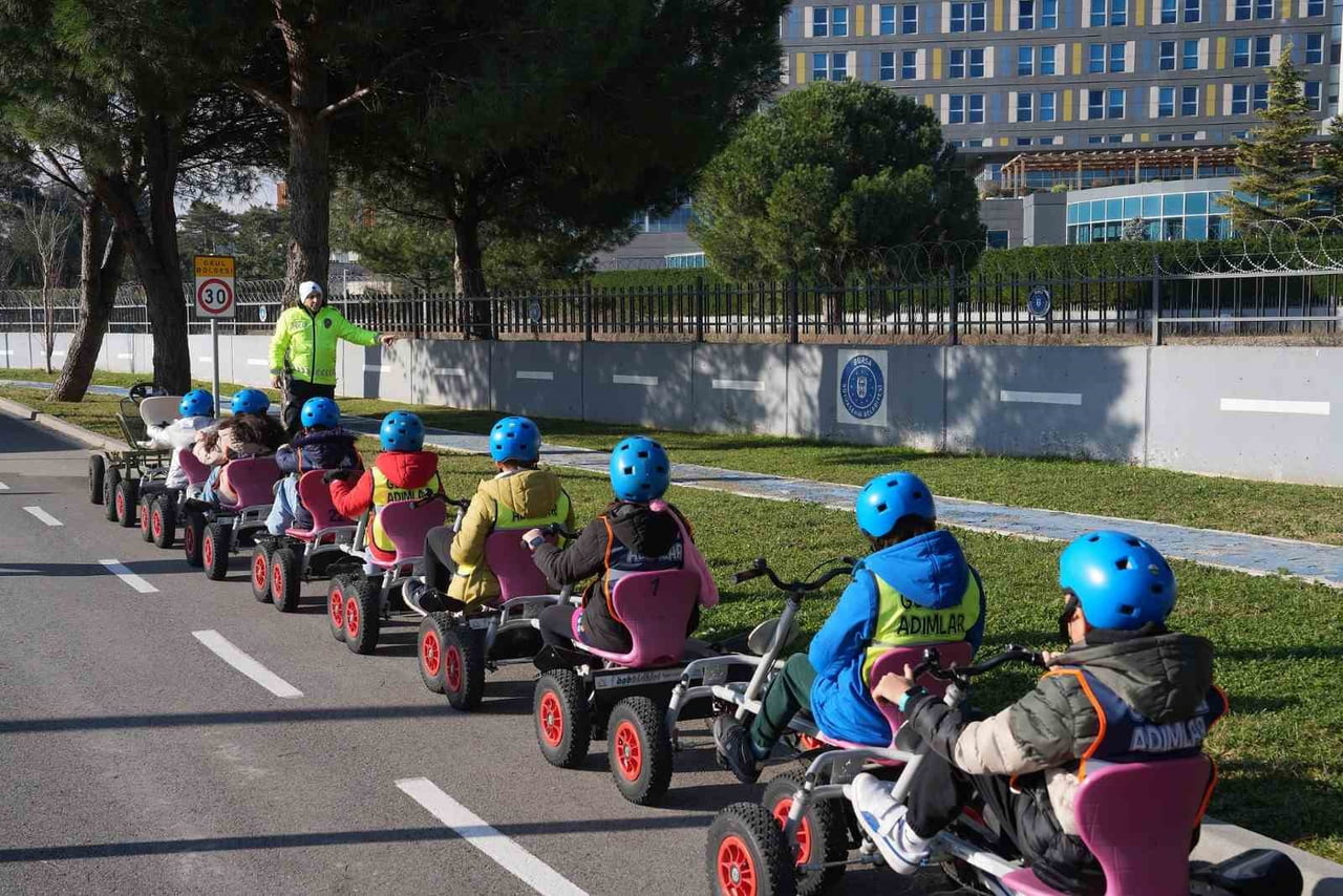 OYAK RENAULT, ERKEN YAŞTA YOL GÜVENLİĞİ BİLİNCİ OLUŞTURMAK AMACIYLA GÜVENLİ ADIMLAR PROJESİNİ...