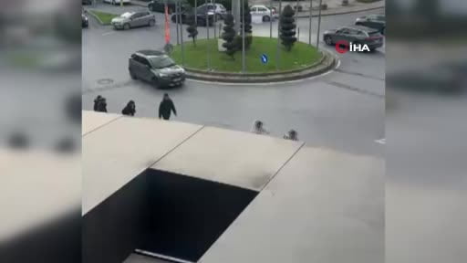 Oyuncak silahı kavga ettiği kişinin kafasına doğrultup art arda tetiğe bastı