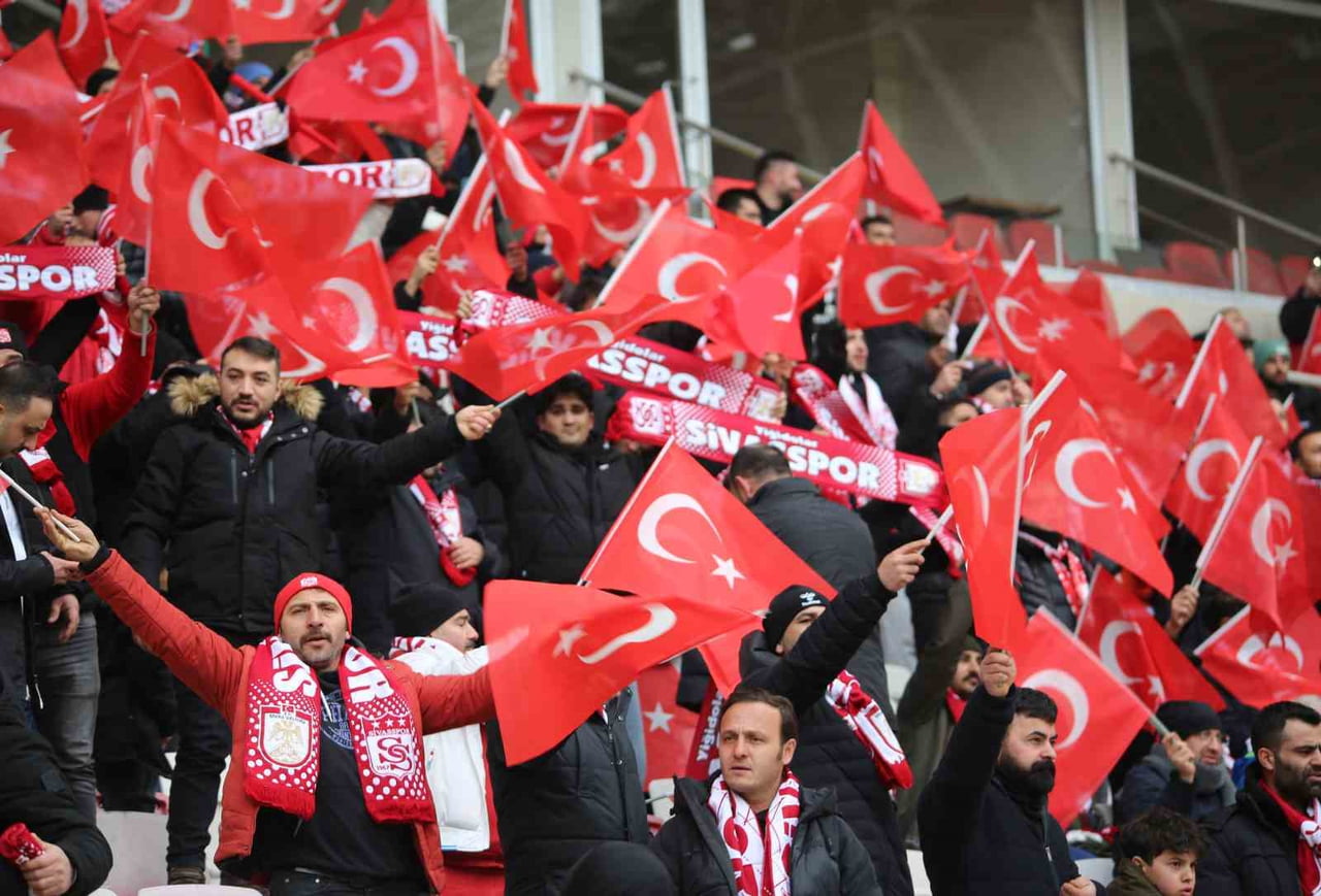 ÖZBELSAN SİVASSPORLU TARAFTARLAR, BU SEZON SAHASINDA OYNADIĞI MAÇLARA GÖRE AMED SPORTİF...