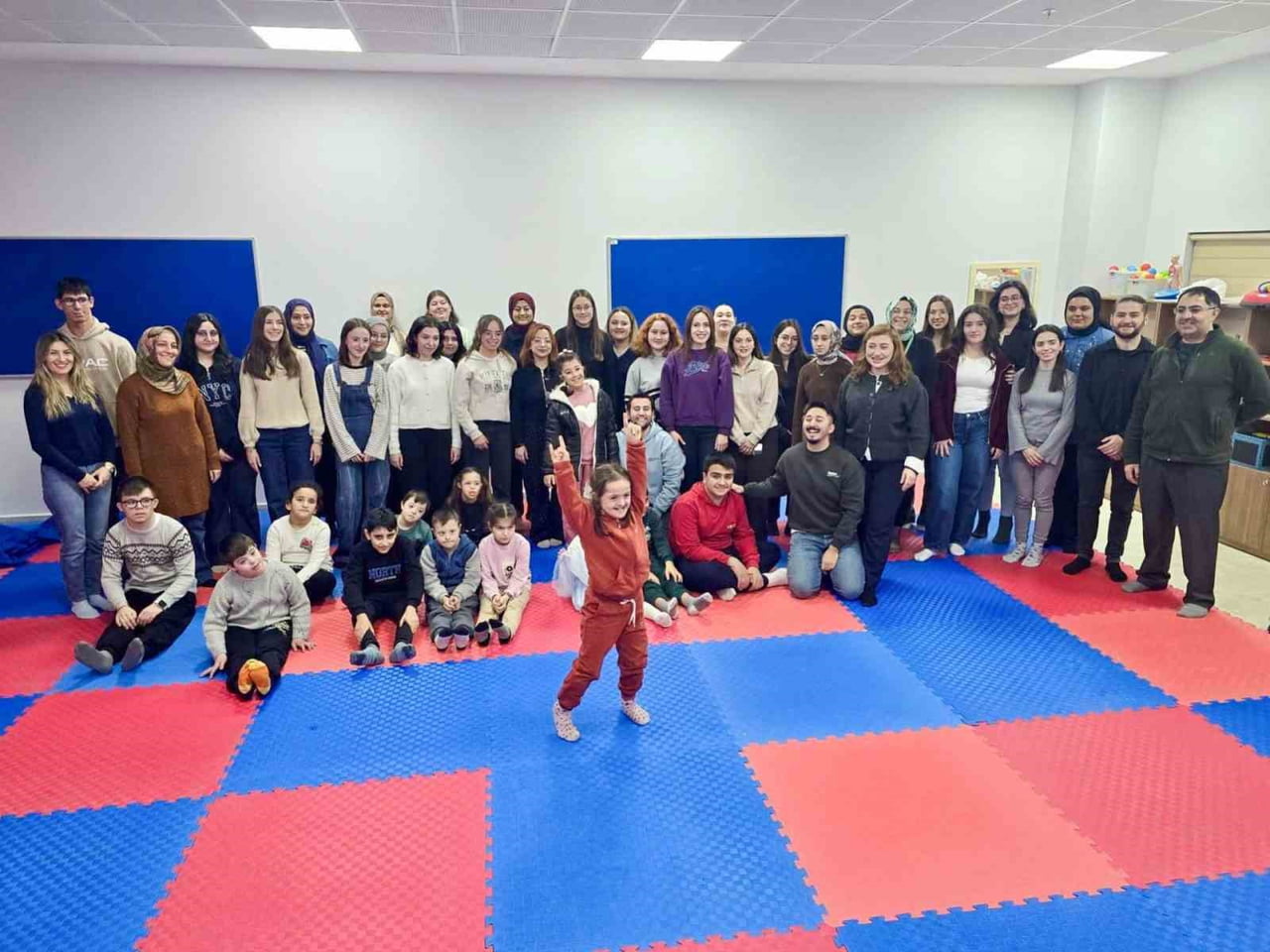 ÖZEL EĞİTİM ÖĞRENCİLERİ BŞEÜ’DE OYUNLA ÖĞRENMENİN KEYFİNİ YAŞADI