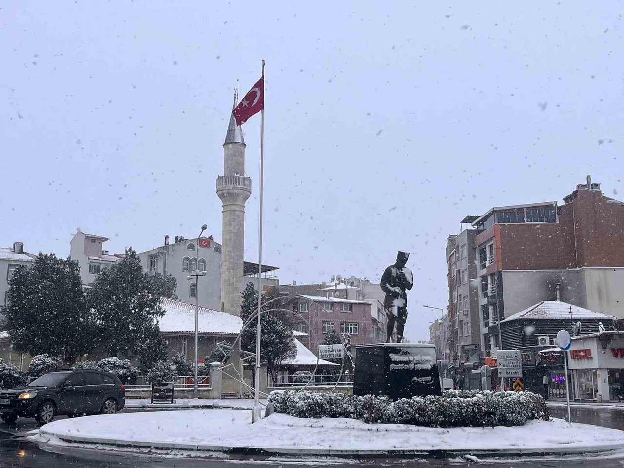 ÖZELLİKLE YÜKSEK KESİMLERDE YOĞUNLUĞUNU ARTIRAN KAR YAĞIŞI SONRASI İLÇE GENELİNDE YER YER BEYAZ...