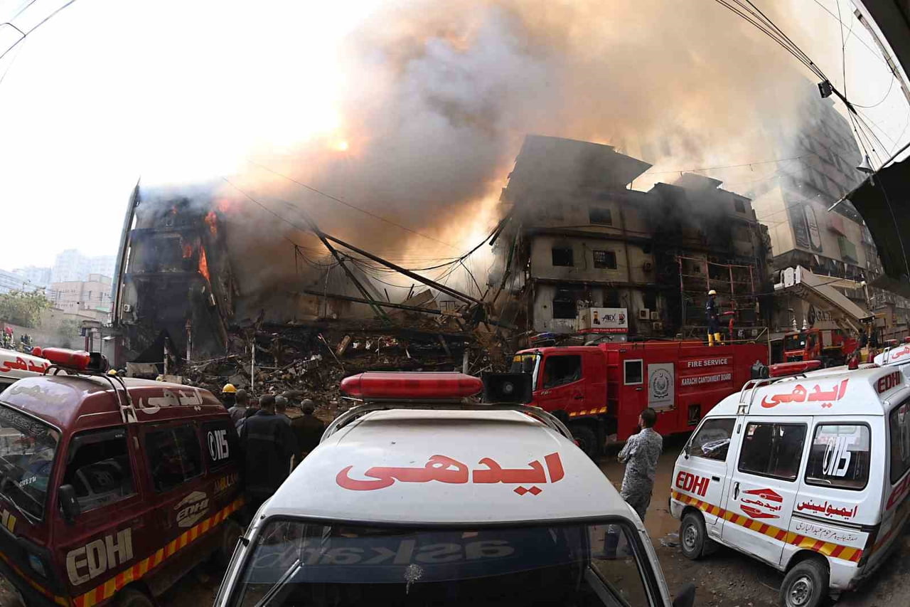 PAKİSTAN'DAKİ AVM YANGININDA CAN KAYBI 14'E YÜKSELDİ