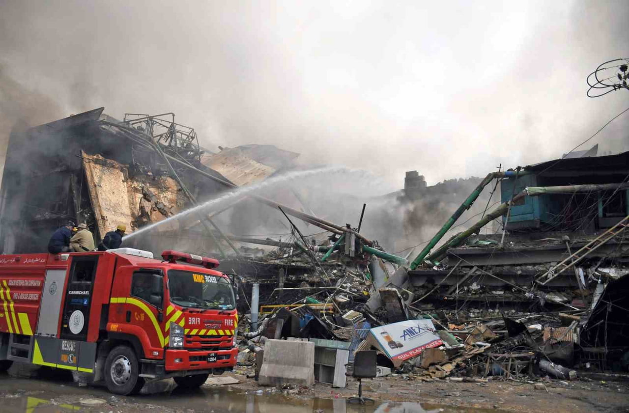 PAKİSTAN’DA DÜN BİR AVM'DE ÇIKAN YANGINDA ALEVLERDEN KAÇMAK İSTEYEN 2 KİŞİ, DENGELERİNİ KAYBEDEREK...