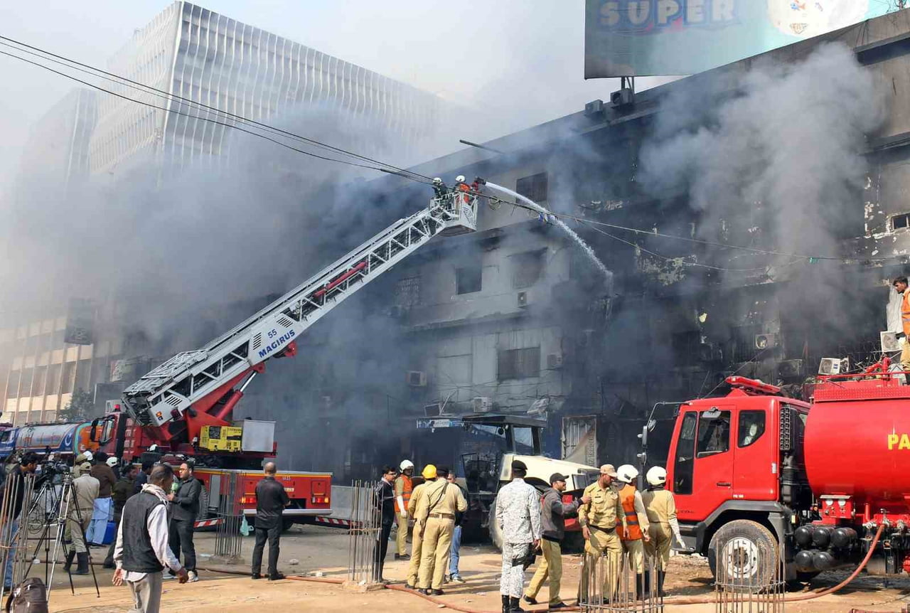 PAKİSTAN’DA DÜN BİR AVM'DE ÇIKAN YANGINDA ALEVLERDEN KAÇMAK İSTEYEN 2 KİŞİ, DENGELERİNİ KAYBEDEREK...