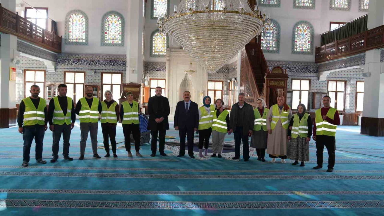 PALANDÖKEN BELEDİYESİ TARAFINDAN CAMİLERDE BAŞLATILAN TEMİZLİK ÇALIŞMALARINDA SONA...