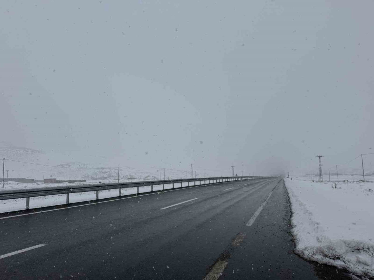 PAMUK GEÇİDİ’NDE KAR VE SİS ULAŞIMI OLUMSUZ ETKİLEDİ