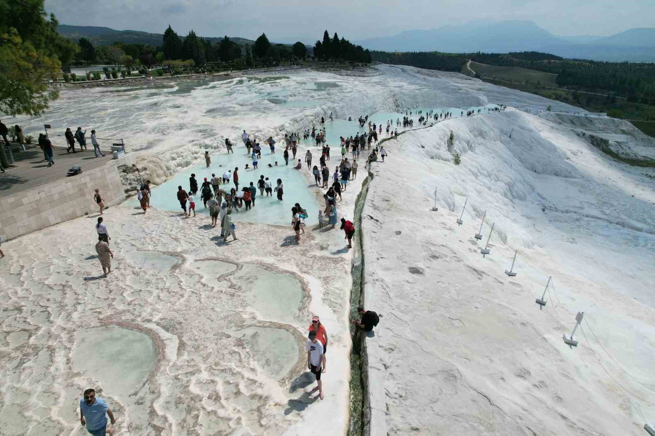 PAMUKKALE  HİERAPOLİS ÖRENYERİ, 2025 YILINDA 2 MİLYON 299 BİN 914 ZİYARETÇİYLE TÜRKİYE'NİN EN ÇOK...