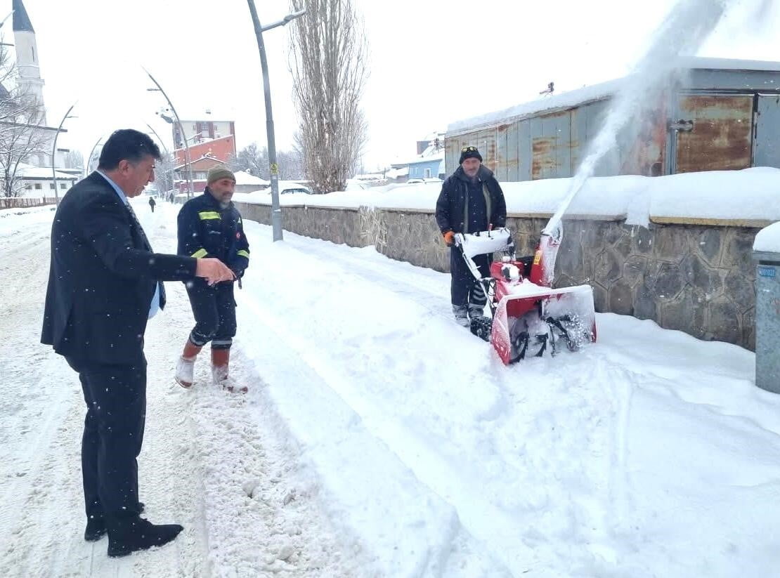 PASİNLER BELEDİYESİ’NDE KARLA MÜCADELE ÇALIŞMALARI ARALIKSIZ DEVAM EDİYOR. PASİNLER BELEDİYE...