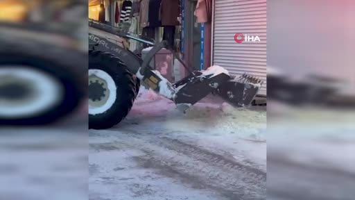 Patnos'ta kar yağışının ardından temizlik seferberliği