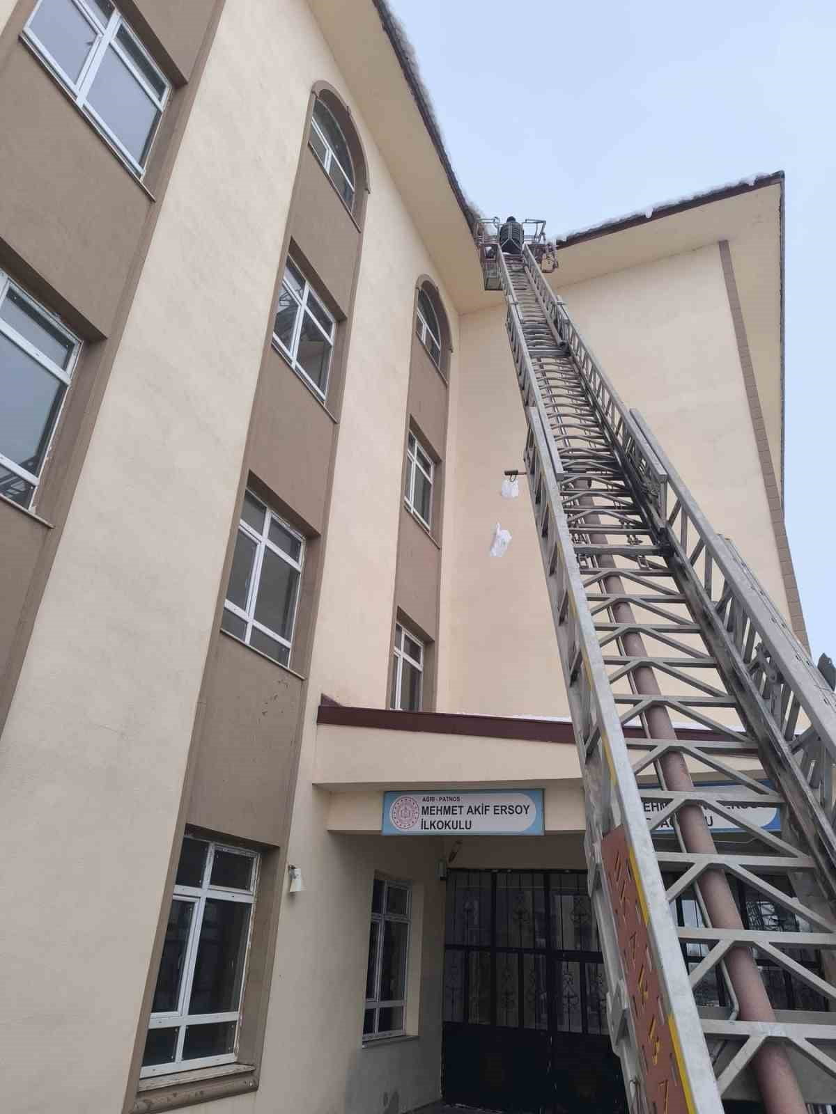 PATNOS’TA SON YILLARIN EN YOĞUN KAR YAĞIŞININ ARDINDAN ÇATILARDA OLUŞAN BUZ SARKITLARI VE KAR...