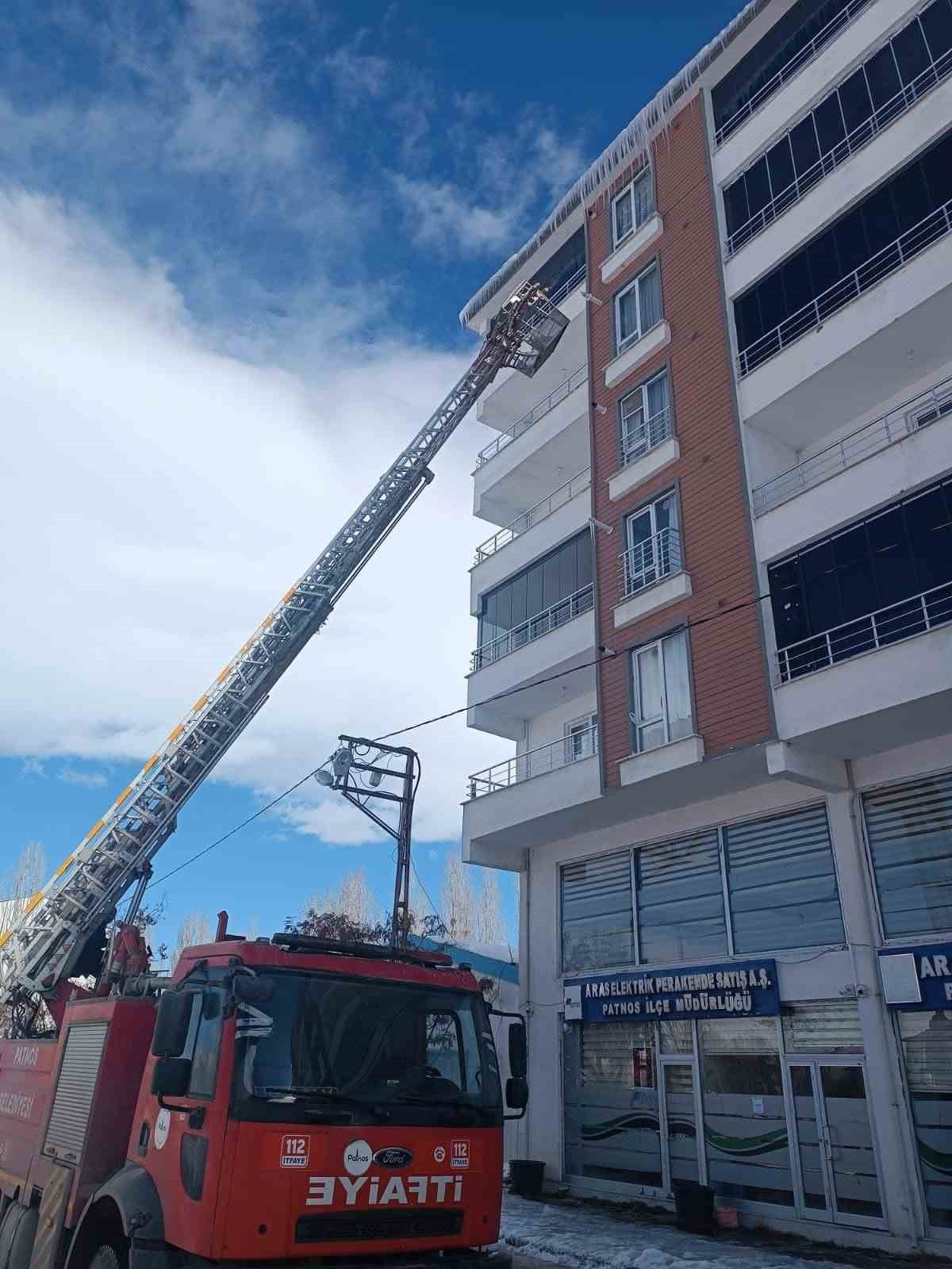 PATNOS’TA SON YILLARIN EN YOĞUN KAR YAĞIŞININ ARDINDAN ÇATILARDA OLUŞAN BUZ SARKITLARI VE KAR...