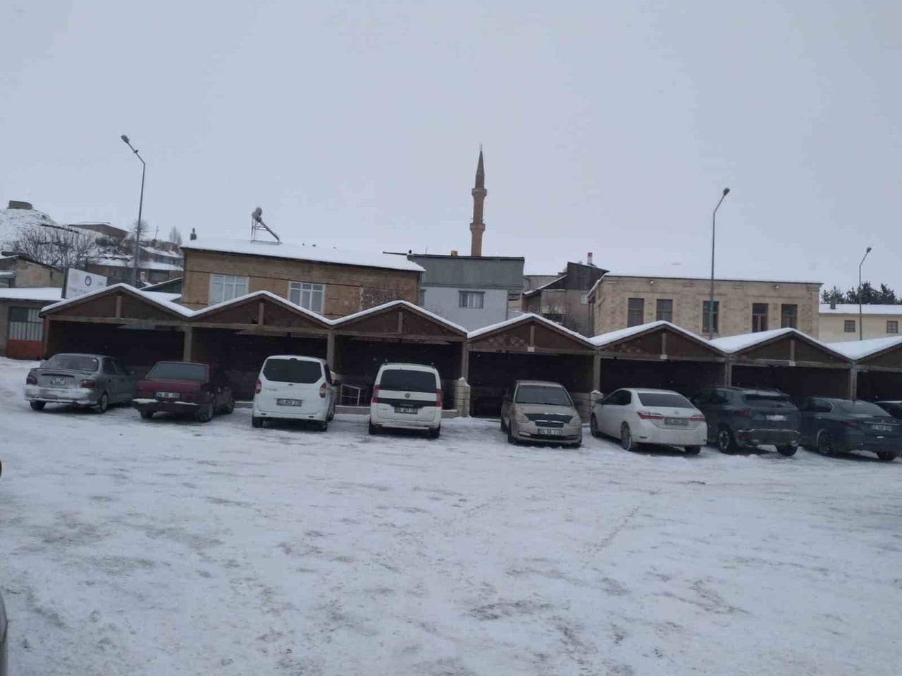 PAZARCI ESNAFININ SOĞUK HAVA VE KAPALI KÖY YOLLARI NEDENİYLE İLÇEYE GELEMEMESİ SONUCU PAZAR ALANI...