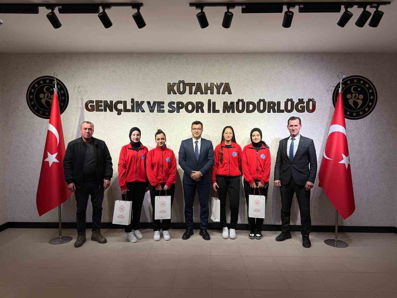 PAZARLAR SPOR LİSESİ BÜNYESİNDE YAYIN HAYATINA DEVAM EDEN "E-SPORTİF" DERGİSİ EKİBİ, KÜTAHYA...