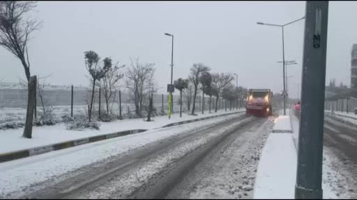 Pendik Belediyesi'nin karla mücadele çalışmaları tüm hızıyla sürüyor