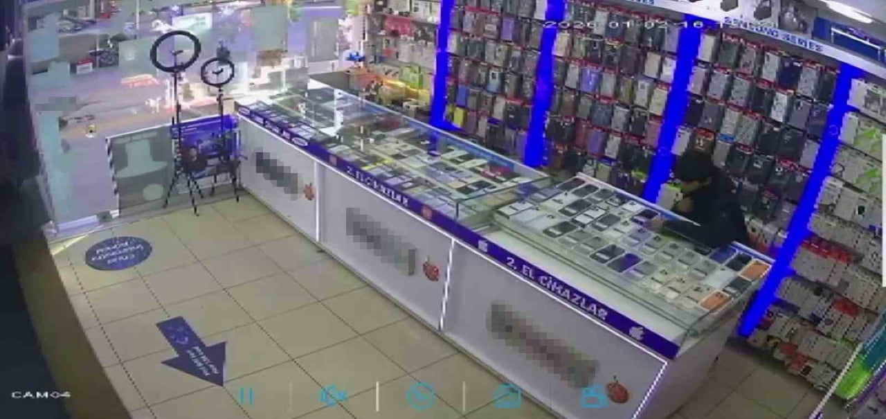 PENDİK KAVAKPINAR’DA KOVA VE VİLEDA İLE ÇALIŞANI OYALAYAN İKİ ŞÜPHELİ, DÜKKANIN BOŞ KALDIĞI ANI...