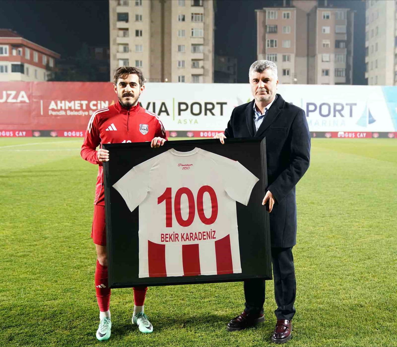 PENDİKSPOR FORMASIYLA 100. RESMİ MAÇINA ÇIKAN BEKİR KARADENİZ'E GÜNÜN ANISINA ÖZEL HAZIRLANAN...