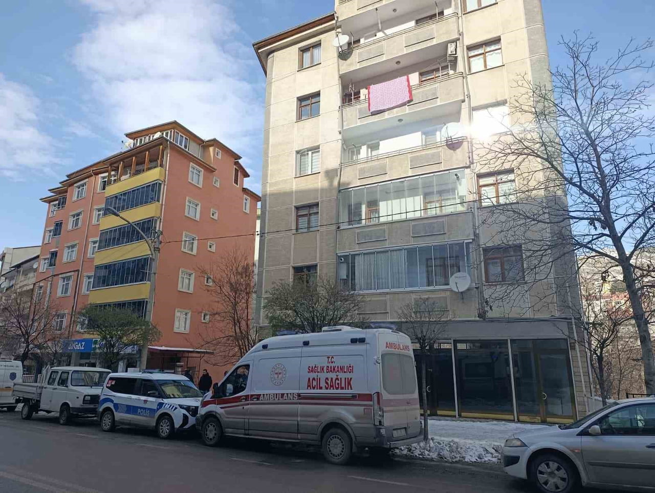 POLİS EKİPLERİ İHBAR ÜZERİNE ÇAĞLAR’IN TEK BAŞINA KALDIĞI KARŞIYAKA MAHALLESİ OSMAN BEY CADDESİ...