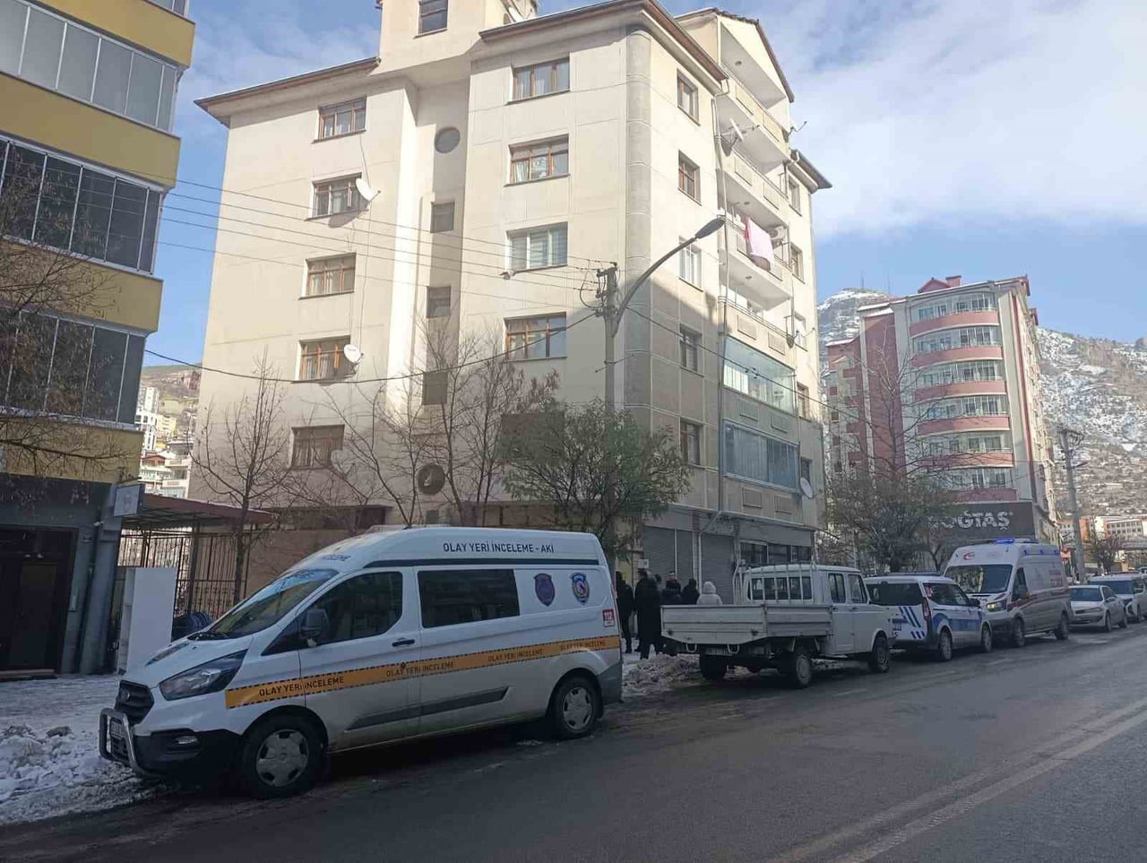 POLİS EKİPLERİ İHBAR ÜZERİNE ÇAĞLAR’IN TEK BAŞINA KALDIĞI KARŞIYAKA MAHALLESİ OSMAN BEY CADDESİ...