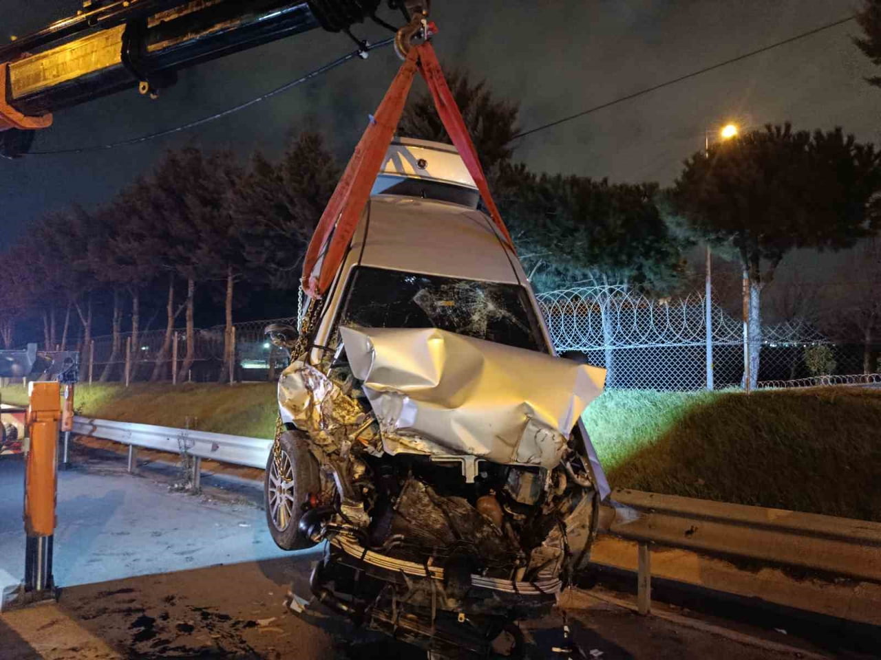 POLİS EKİPLERİNİN YAPTIKLARI KONTROLÜN ARDINDAN KAZAYA KARIŞAN ARAÇLAR ÇEKİCİ İLE...