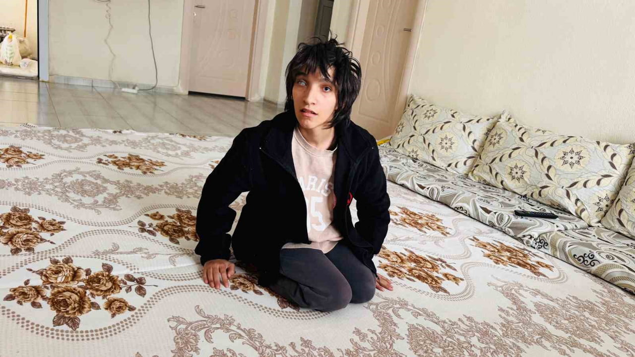 POLİS MEMURUNDAN ANLAMLI HEDİYE İHTİYAÇ SAHİBİNE ULAŞTI. ENGELLİ KIZ HAYALİNE KAVUŞTU.