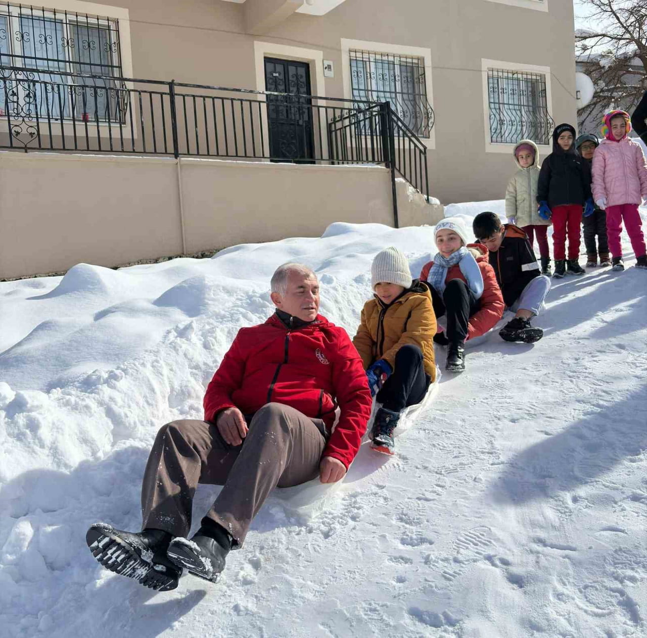POŞETLERDE KAYARKEN SUCUK MANGALA DOYDULAR
