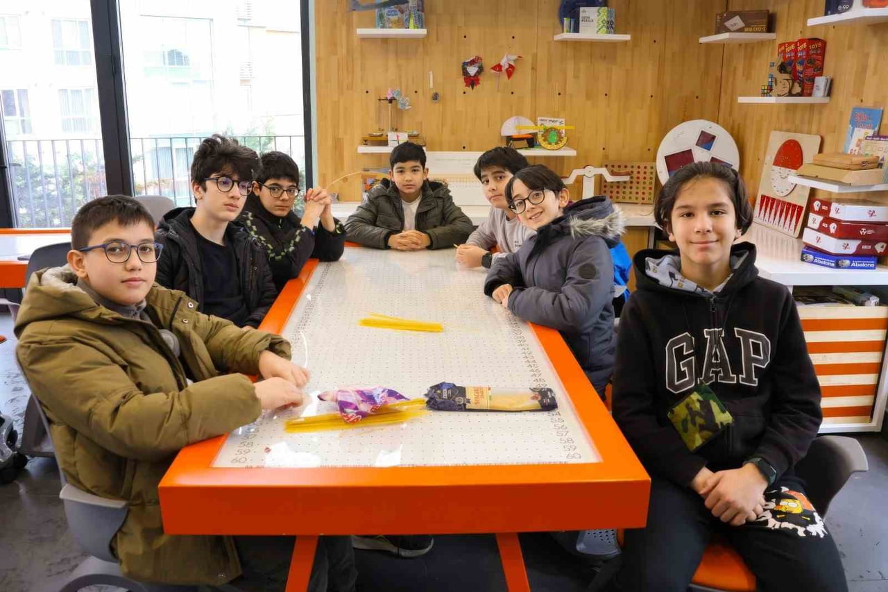 PROGRAM KAPSAMINDA HEM OYUN HEM HAREKET İÇEREN ETKİNLİKLER SAYESİNDE MİNİK KATILIMCILAR FİZİKSEL...