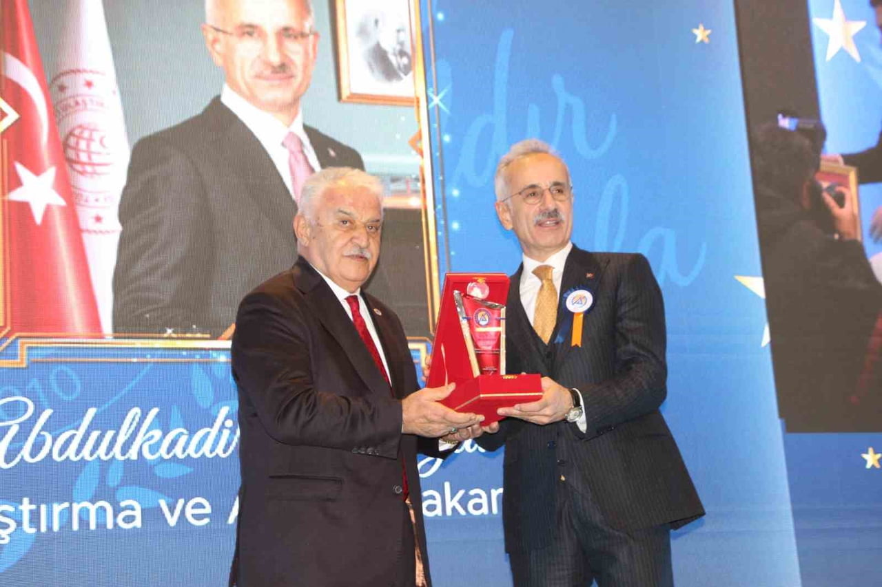 PROGRAMDA “15. YIL ÖZEL ÖDÜLLERİ” KAPSAMINDA ONUR, GİRİŞİMCİLİK, AKADEMİK BAŞARI, SPOR VE VEFA İLE...