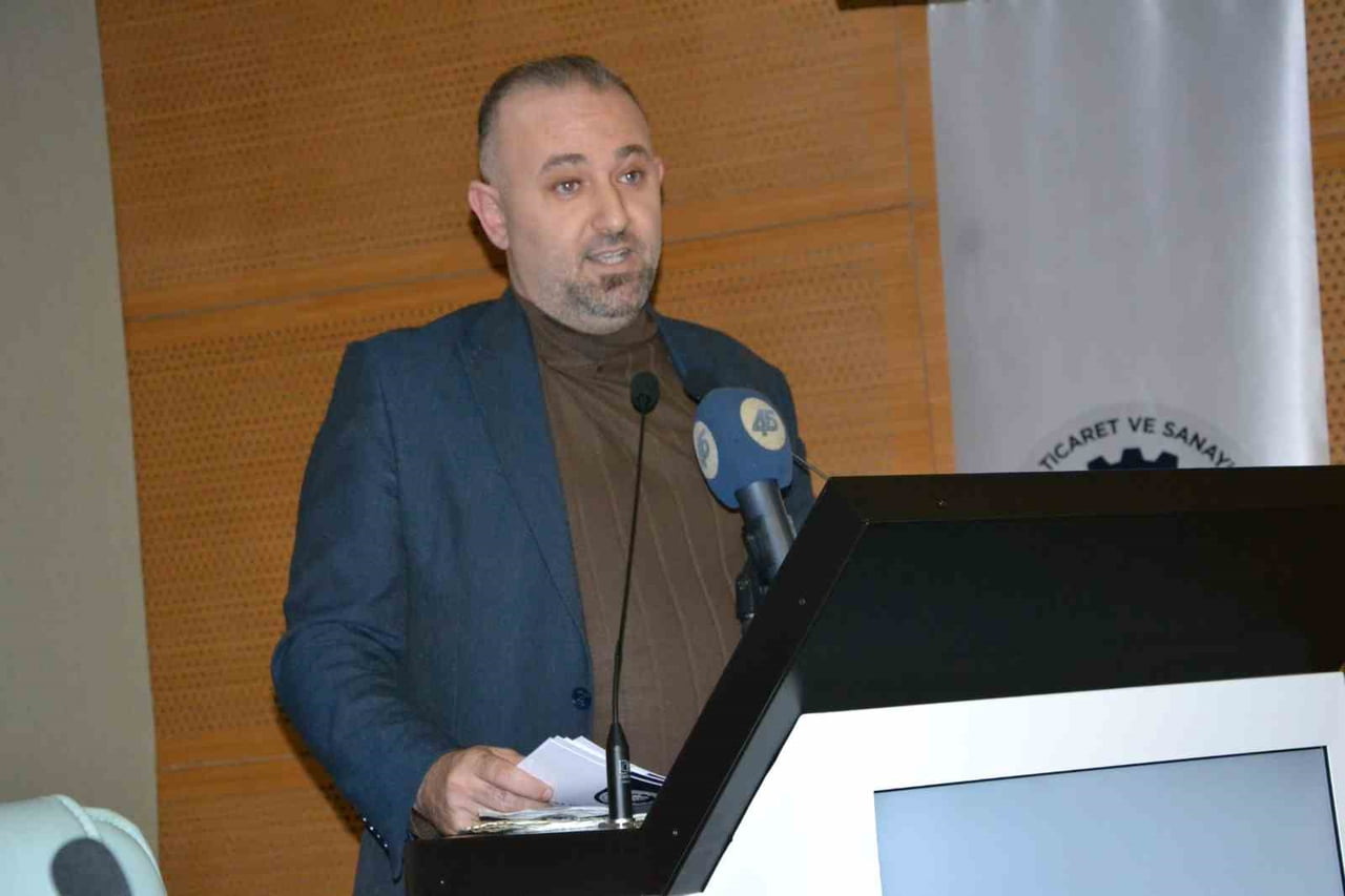 PROGRAMIN AÇILIŞ KONUŞMASINI YAPAN MANİSA TİCARET VE SANAYİ ODASI YÖNETİM KURULU ÜYESİ HÜSEYİN...