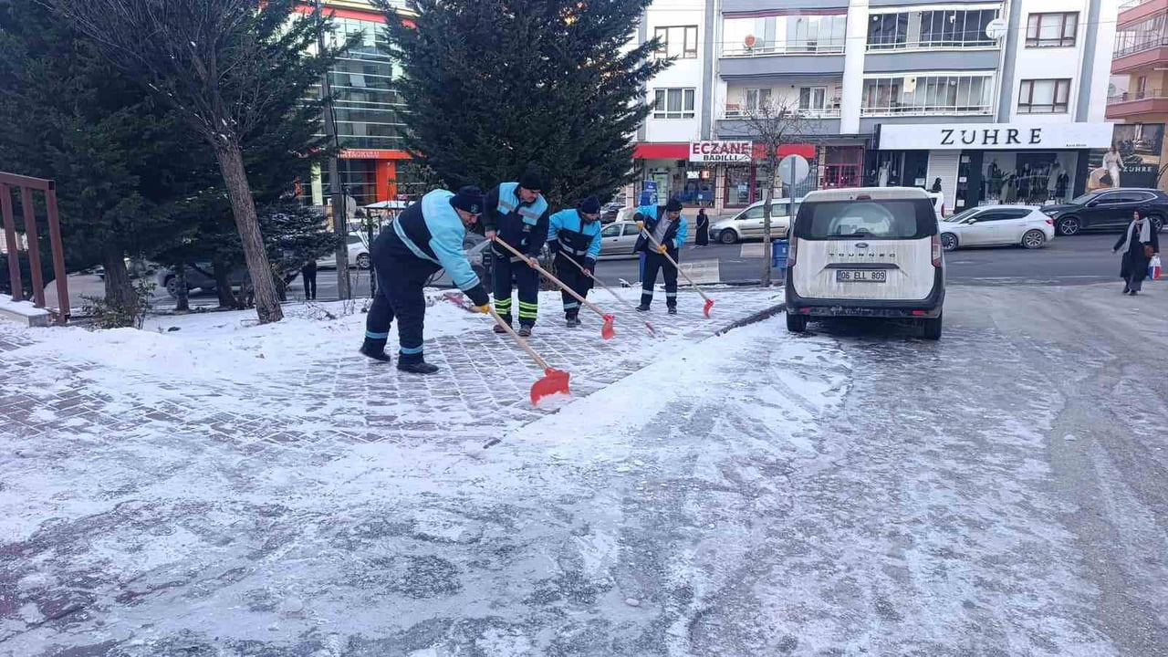 PURSAKLAR BELEDİYESİ, KAR YAĞIŞININ ARDINDAN VATANDAŞLARIN, CAN VE MAL GÜVENLİĞİ İÇİN OLUŞABİLECEK...
