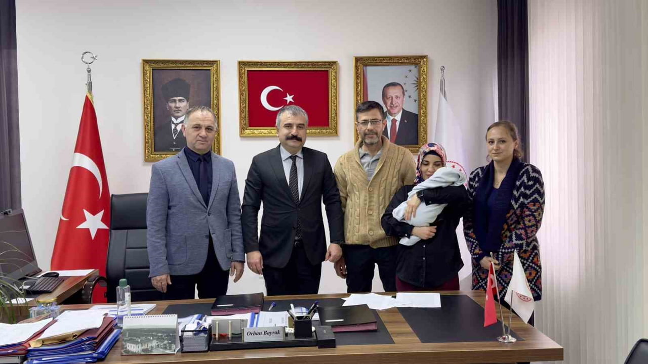 "KORUYUCU AİLE SİSTEMİNİN GÜÇLENDİRİLMESİ PROJESİ" ÇERÇEVESİNDE BİR BEBEK, KURUM BAKIMINA GİRMEDEN...