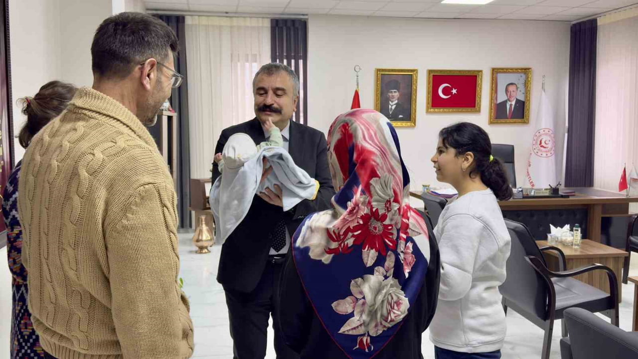 "KORUYUCU AİLE SİSTEMİNİN GÜÇLENDİRİLMESİ PROJESİ" ÇERÇEVESİNDE BİR BEBEK, KURUM BAKIMINA GİRMEDEN...