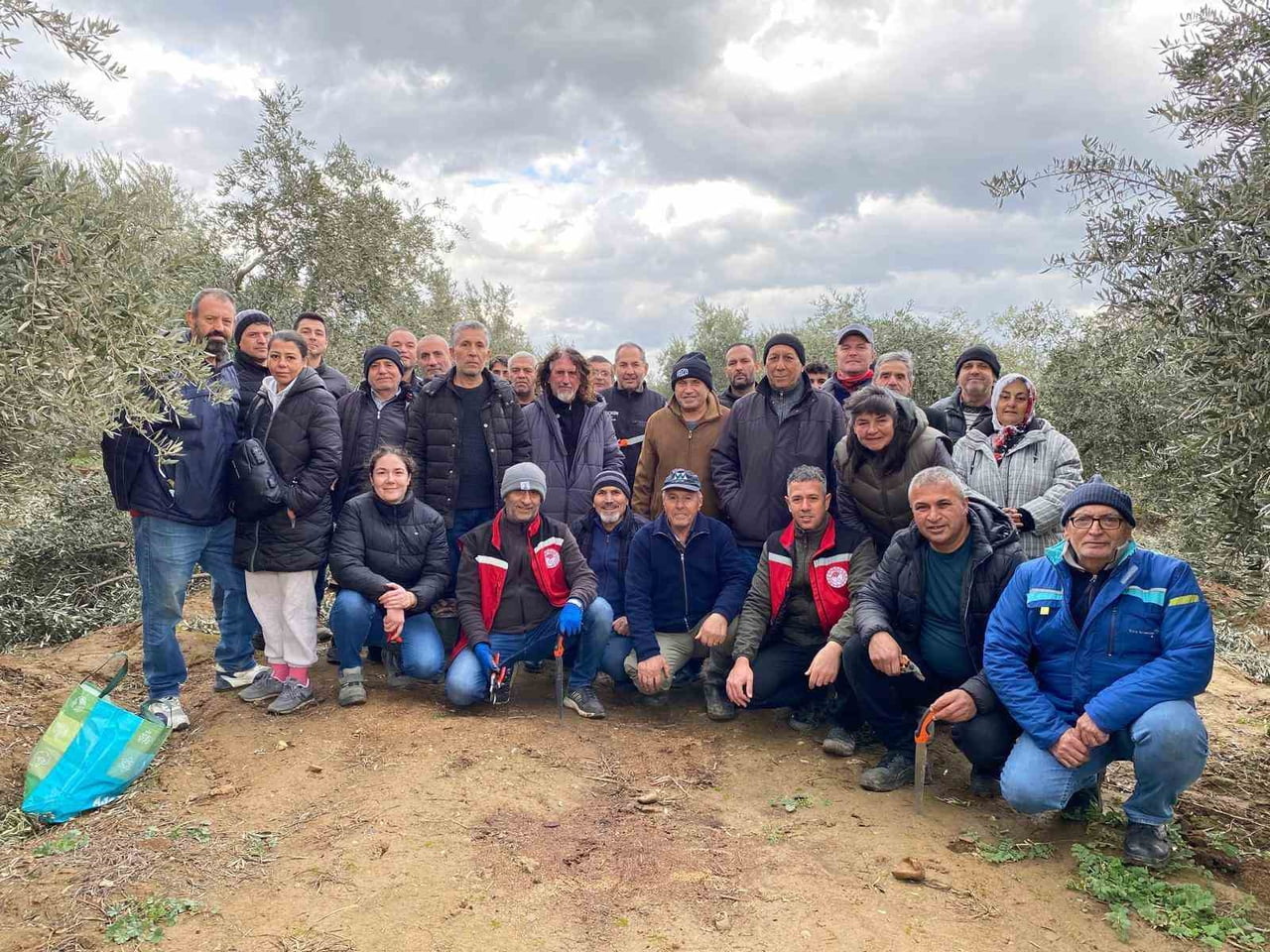"MEYVE AĞAÇLARINDA BUDAMA KURSU", ÖZELLİKLE ZEYTİN AĞAÇLARINDA BUDAMA EĞİTİMİYLE ÜRETİCİLERDEN...